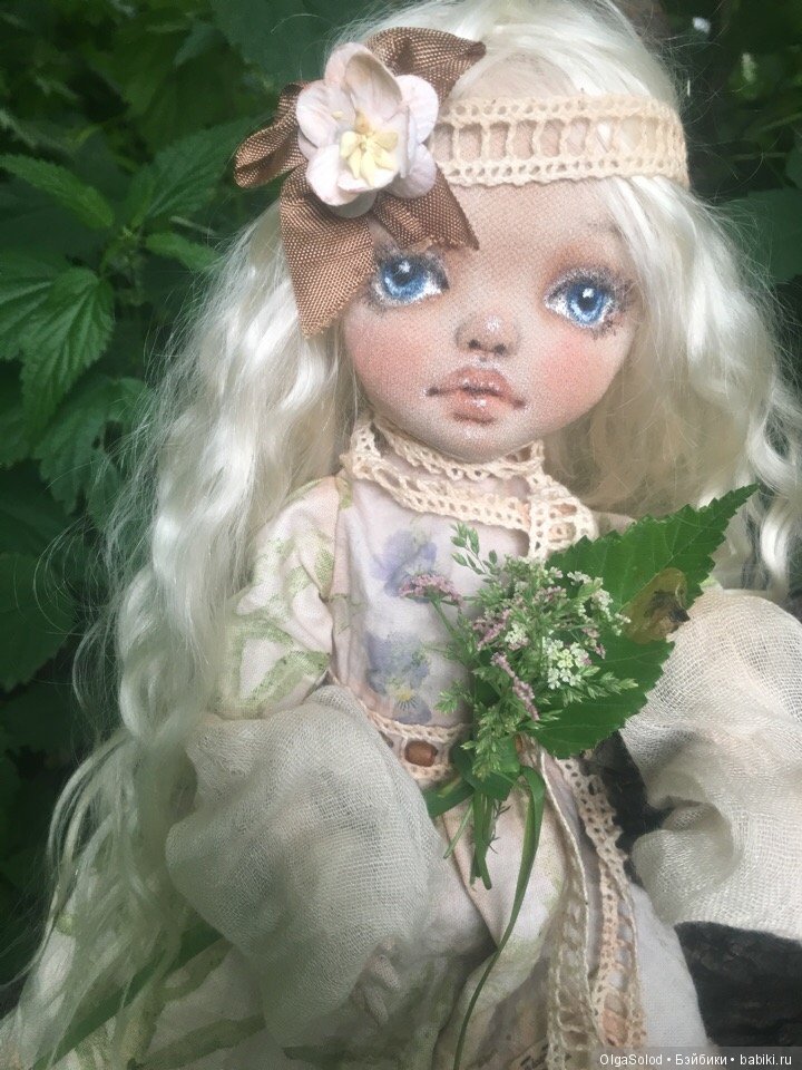 Две девчули и еще одна кукелла