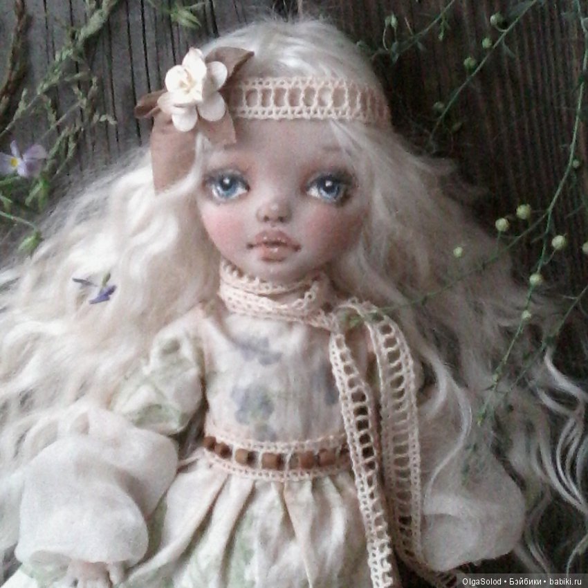 Две девчули и еще одна кукелла