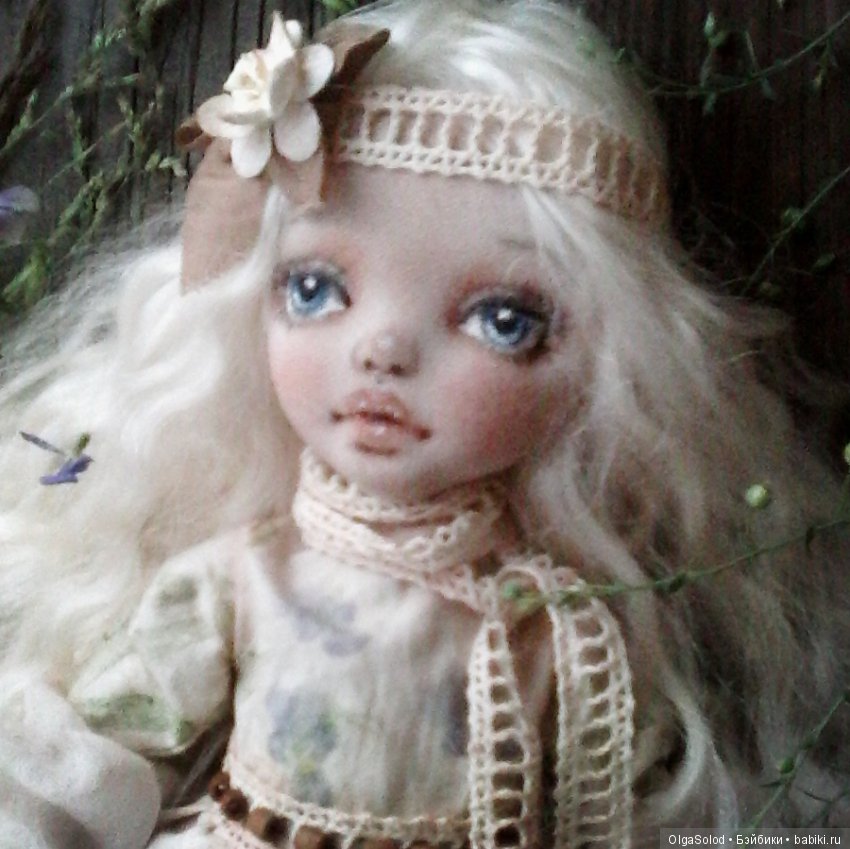 Две девчули и еще одна кукелла