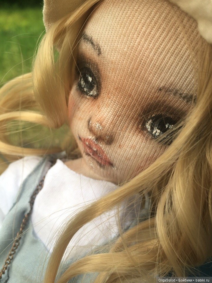 Две девчули и еще одна кукелла