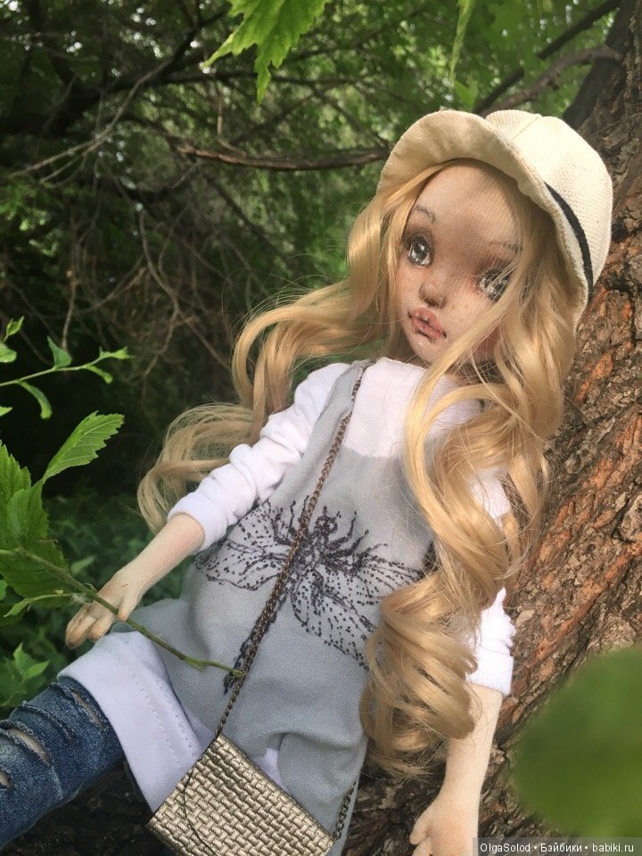 Две девчули и еще одна кукелла