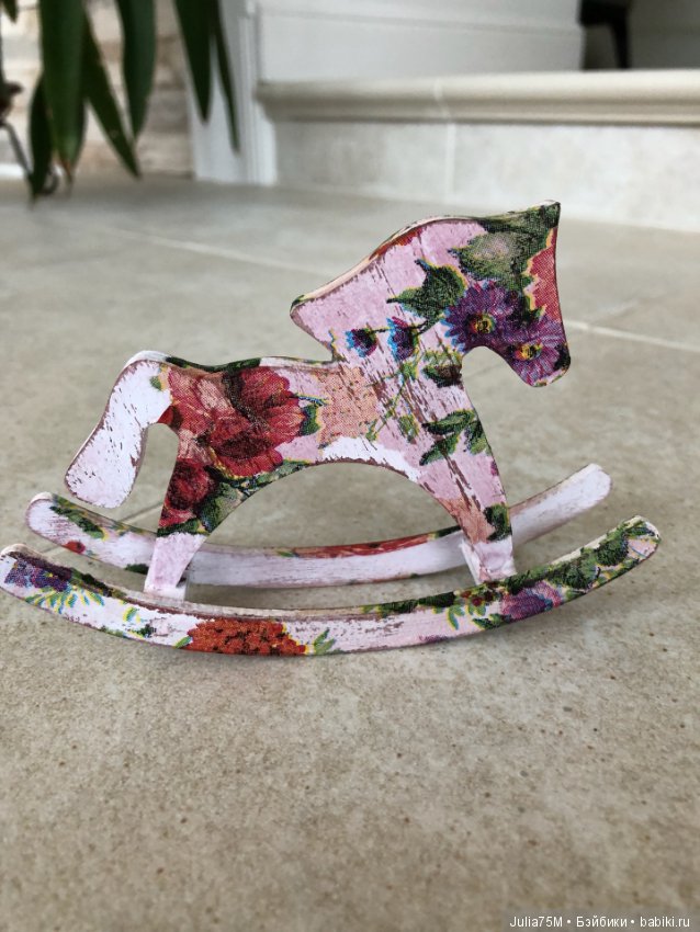 Я люблю свою лошадку,причешу ей шерстку гладко