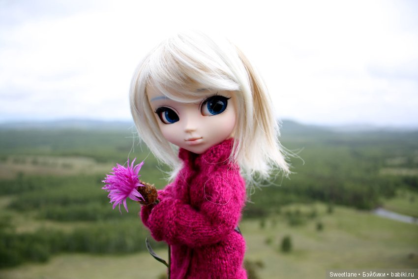 Девочка с голубыми бровями