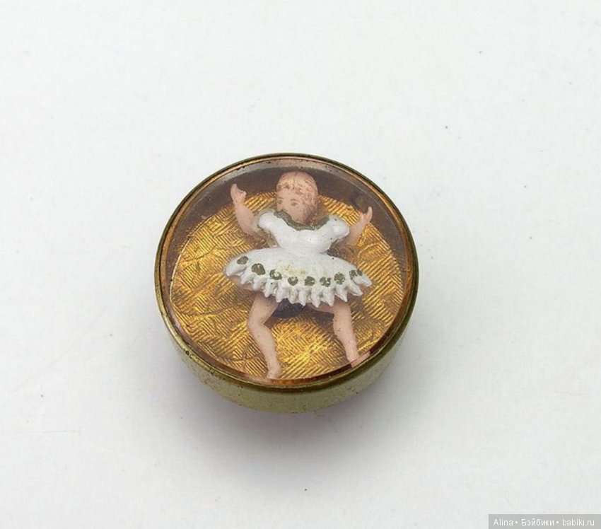 Малюсенькая старинная пуговичка