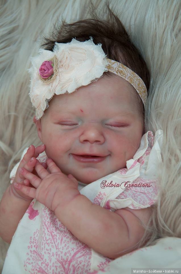 April скульптора Joanna Kazmierczak, автор прототипа Silvia Ezquerra