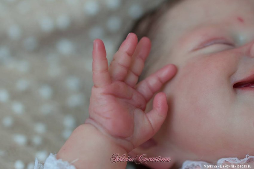 April скульптора Joanna Kazmierczak, автор прототипа Silvia Ezquerra