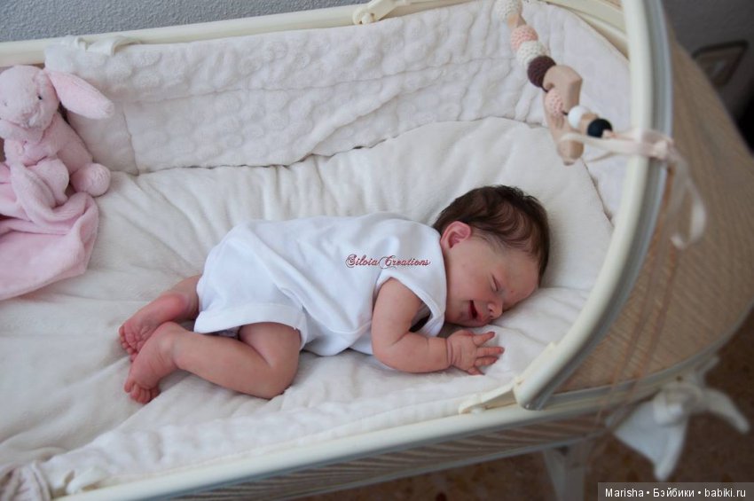 April скульптора Joanna Kazmierczak, автор прототипа Silvia Ezquerra