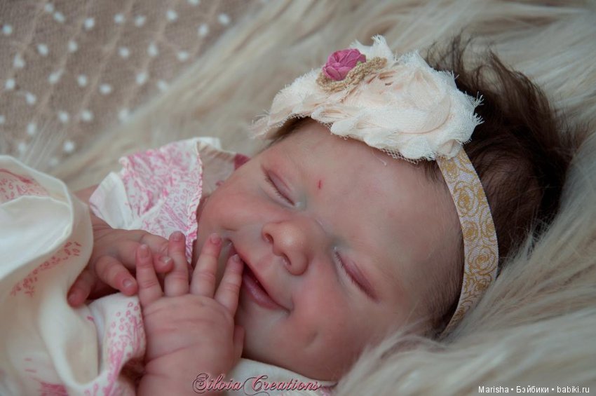 April скульптора Joanna Kazmierczak, автор прототипа Silvia Ezquerra