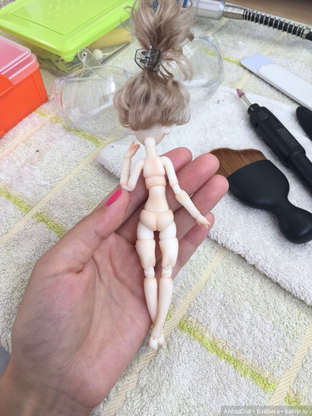 Длинноногая красавица, Алиса