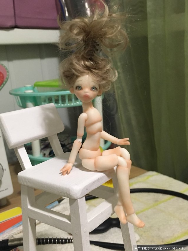 Длинноногая красавица, Алиса