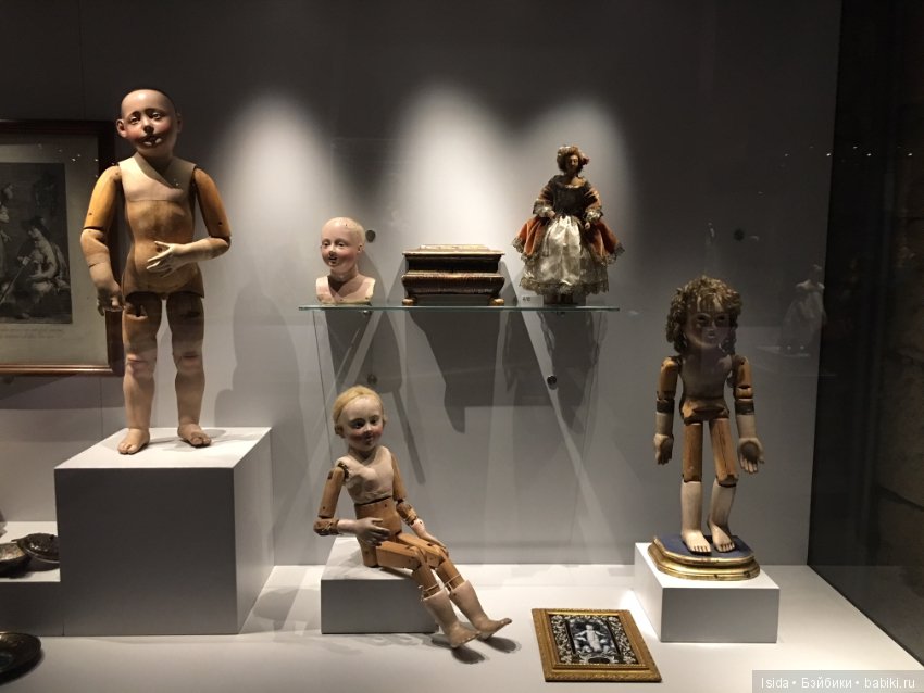 Музей кукол  Rocca di Angera . Италия. Зал 3 . Деревянные куклы и куклы из папье-маше.