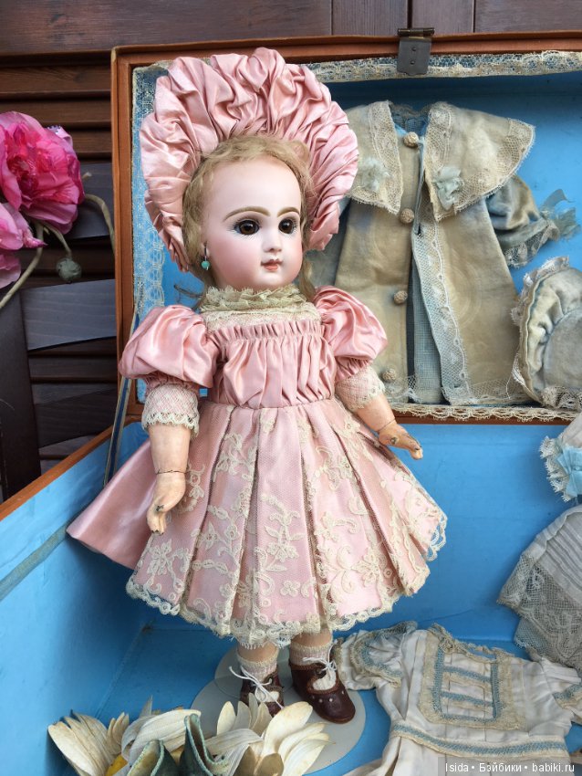 Demoiselle Jumeau с коробкой и великолепным оригинальным гардеробом