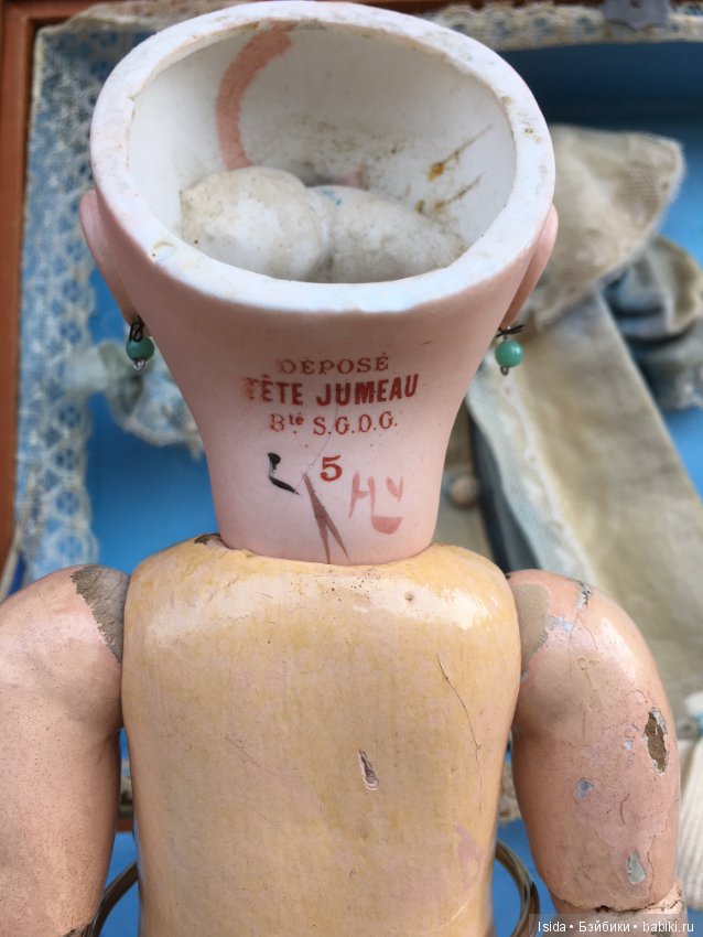 Demoiselle Jumeau с коробкой и великолепным оригинальным гардеробом