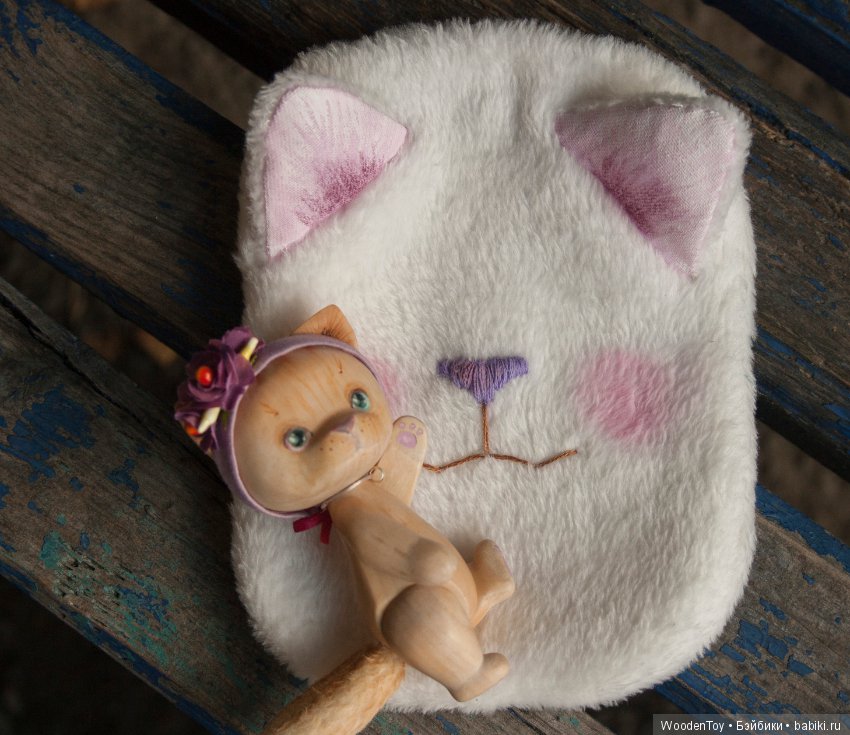 Деревянная кошечка, которая очень любит танцевать
