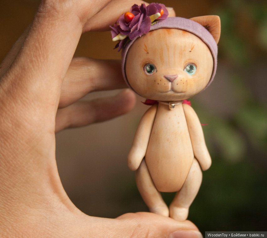 Деревянная кошечка, которая очень любит танцевать