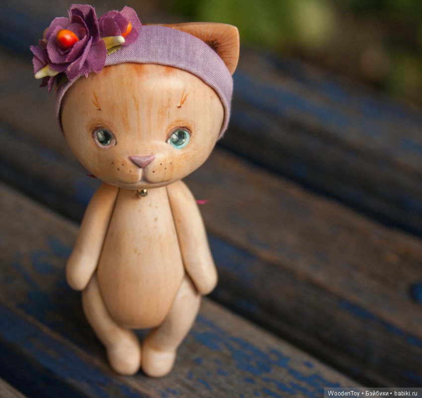 Деревянная кошечка, которая очень любит танцевать