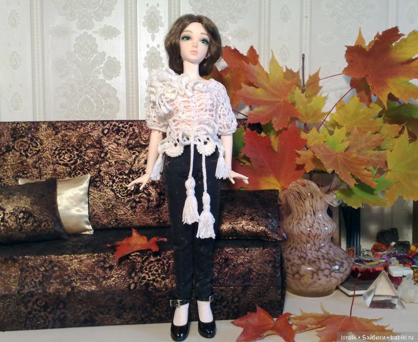 Осень выкрасила клёны колдовским каким-то цветом