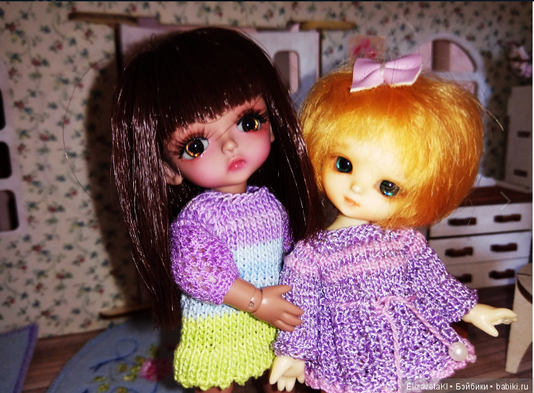 В красных сапожках и тортом!!)