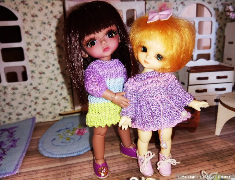 В красных сапожках и тортом!!)