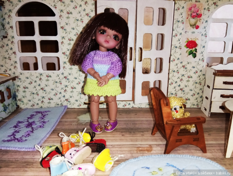 В красных сапожках и тортом!!)