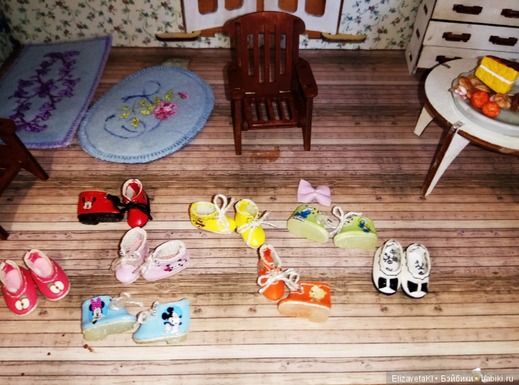 В красных сапожках и тортом!!)