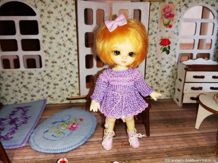 В красных сапожках и тортом!!)