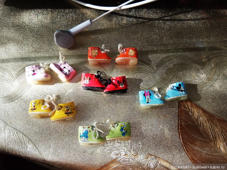 В красных сапожках и тортом!!)