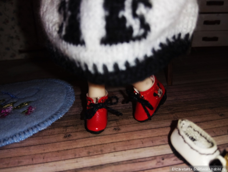 В красных сапожках и тортом!!)