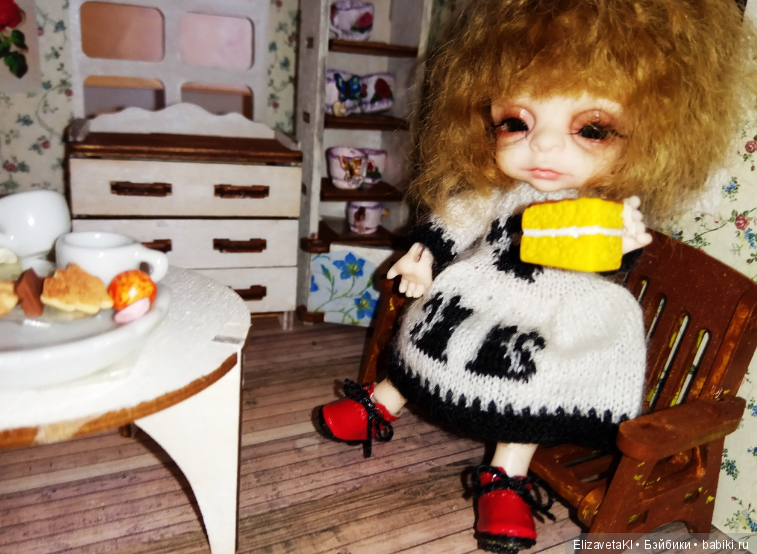 В красных сапожках и тортом!!)