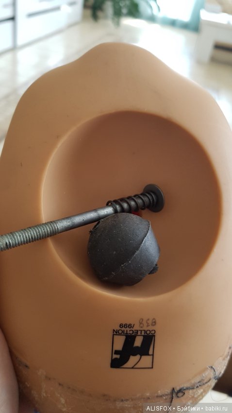 Установка и закрепление поворотной головы на грудной пластине большой виниловой куклы