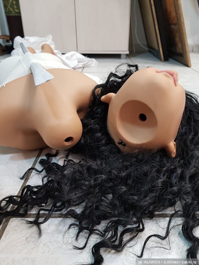 Установка и закрепление поворотной головы на грудной пластине большой виниловой куклы (фото 2)