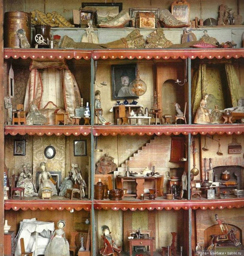 Антикварный кукольный домик