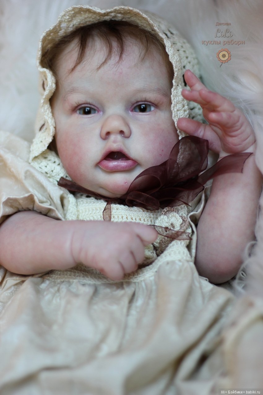 Малышка Пенни в красивом наряде