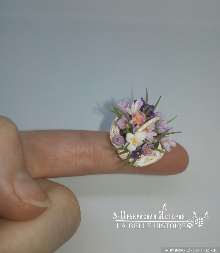 Миниатюрная корзиночка с весенними первоцветами в предверии зимы