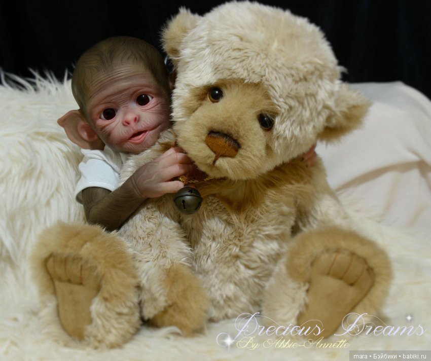 Cheeky Monkey скульптора Phil Donnelly, автор прототипа Abbie Annette