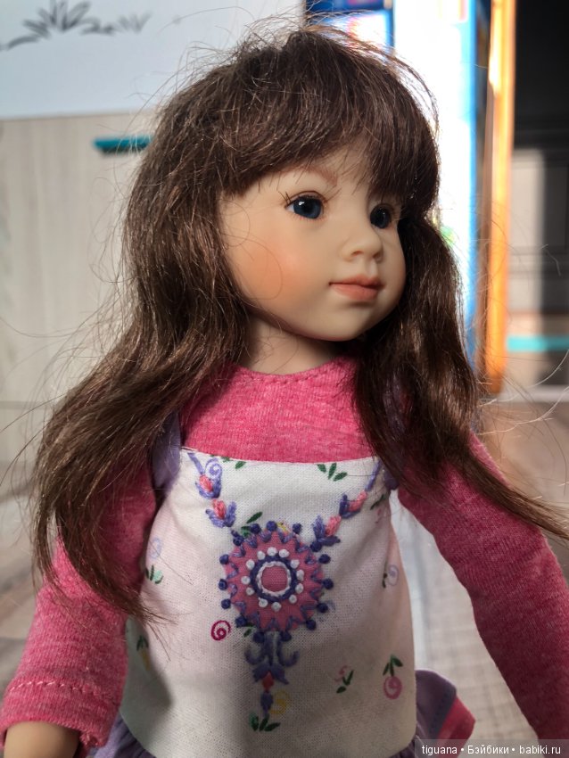 Веселая девочка Иффи и ее игры