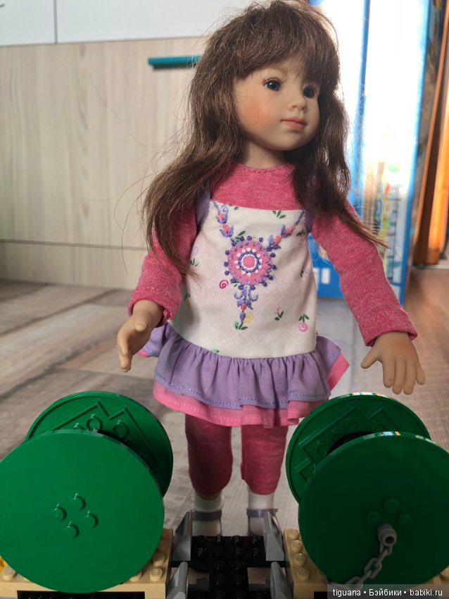 Веселая девочка Иффи и ее игры