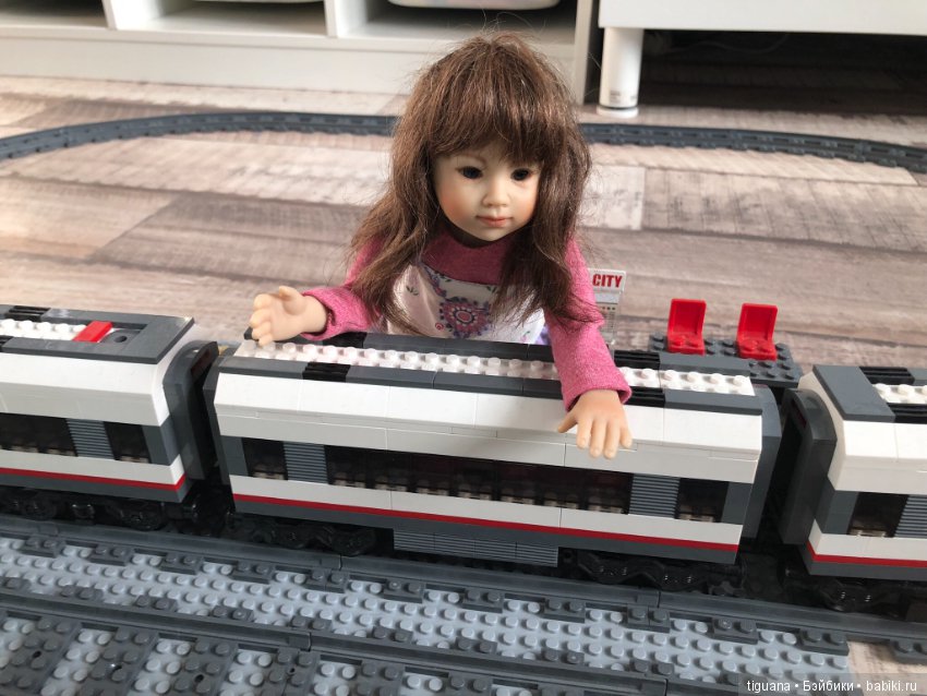 Веселая девочка Иффи и ее игры