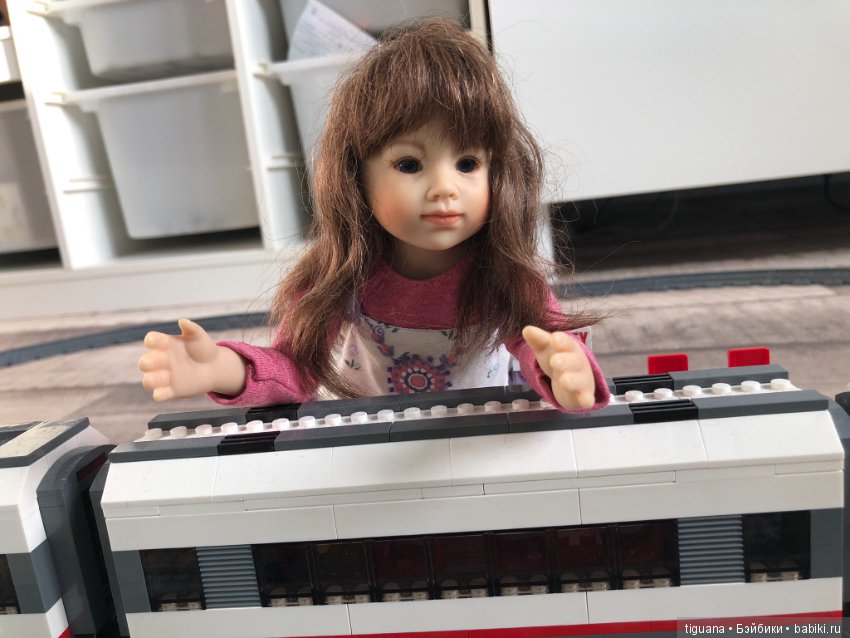 Веселая девочка Иффи и ее игры