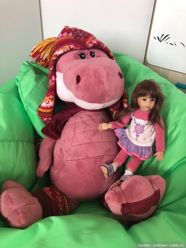 Веселая девочка Иффи и ее игры