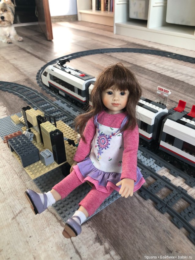 Веселая девочка Иффи и ее игры