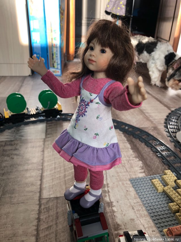 Веселая девочка Иффи и ее игры