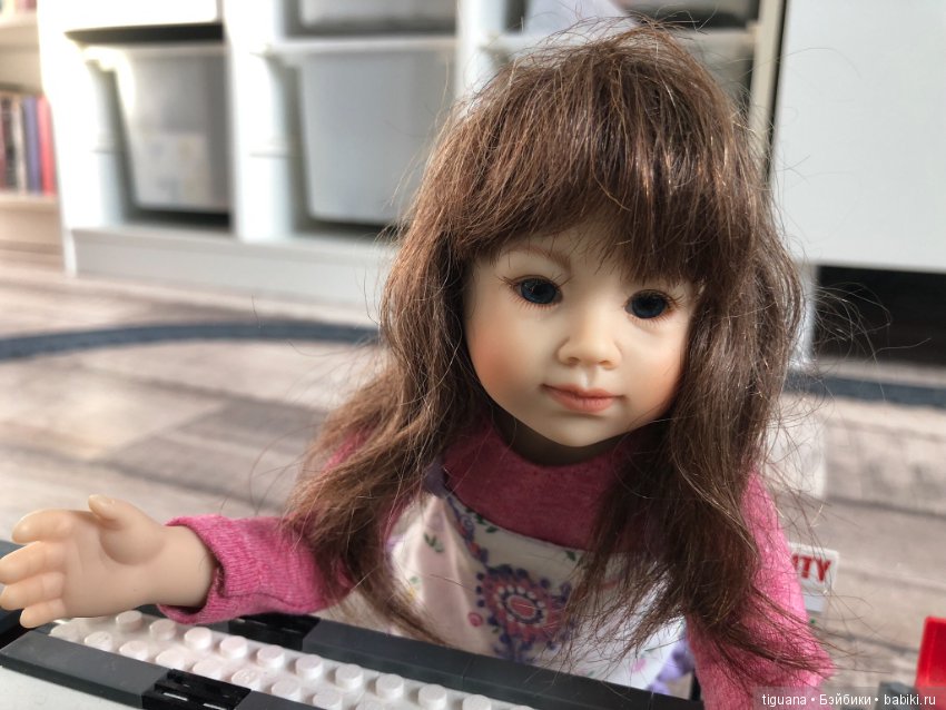 Веселая девочка Иффи и ее игры