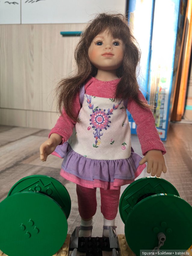 Веселая девочка Иффи и ее игры