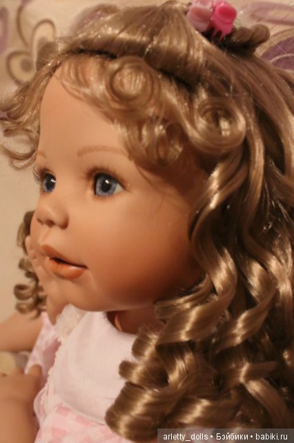 У кого есть Ангелина Моники Левениг (фарфоровая кукла или виниловая) как на Фото (фото 3)