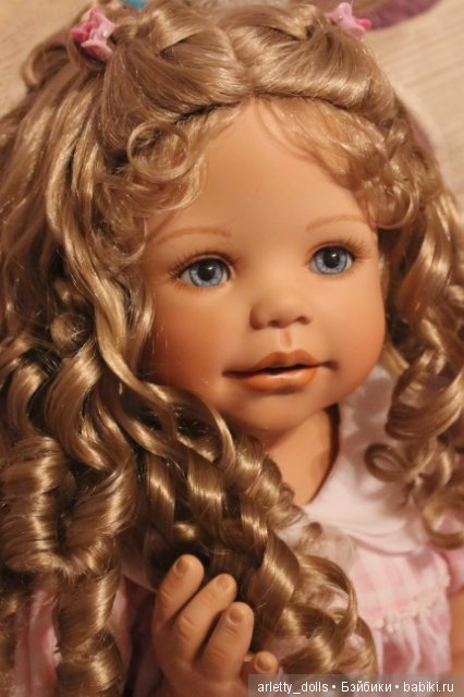 У кого есть Ангелина Моники Левениг (фарфоровая кукла или виниловая) как на Фото (фото 4)