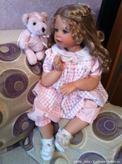 У кого есть Ангелина Моники Левениг (фарфоровая кукла или виниловая) как на Фото (фото 6)