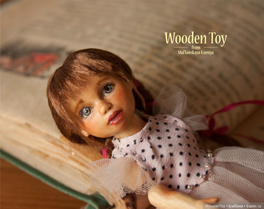 Дина, подвижная деревянная девочка