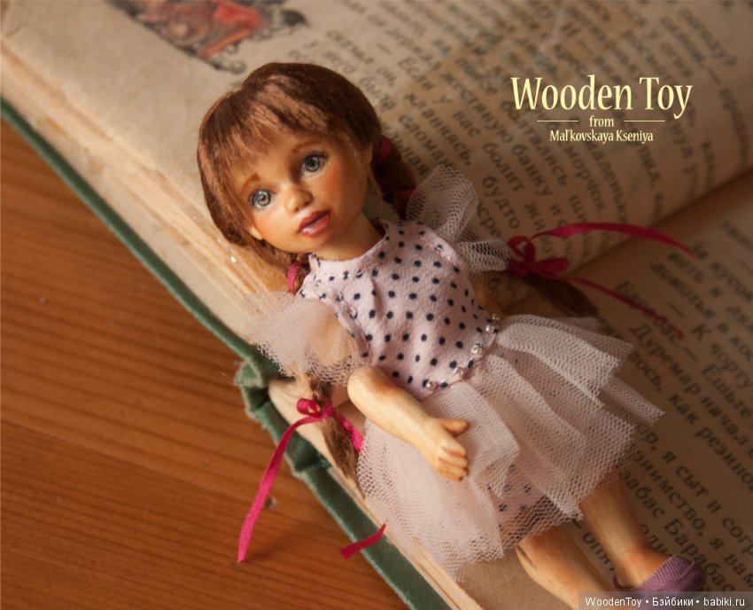 Дина, подвижная деревянная девочка