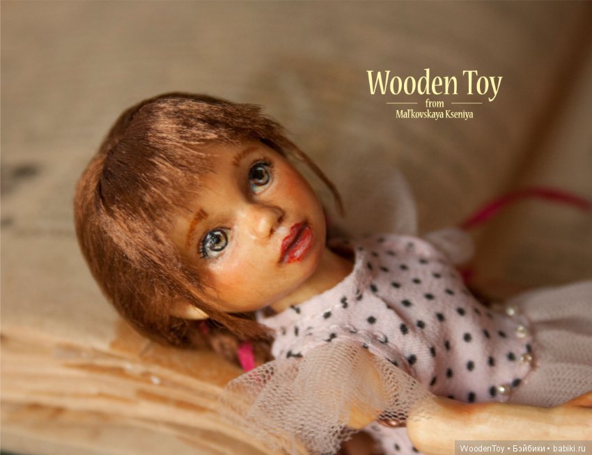 Дина, подвижная деревянная девочка
